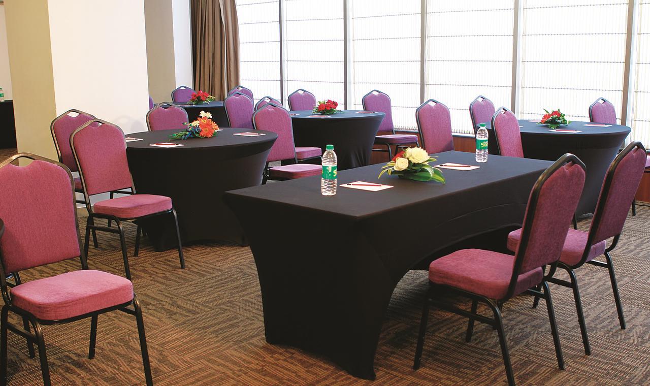 Caspia Hotel New Delhi Luaran gambar